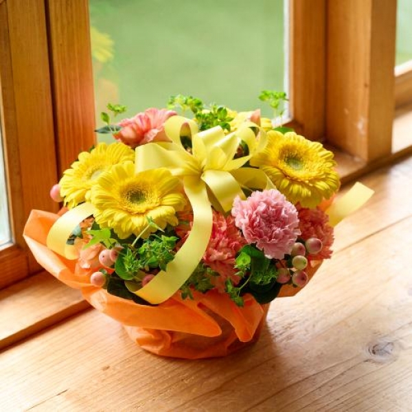 ビタミンカラーアレンジメント「ガーベラ＆カーネーション」